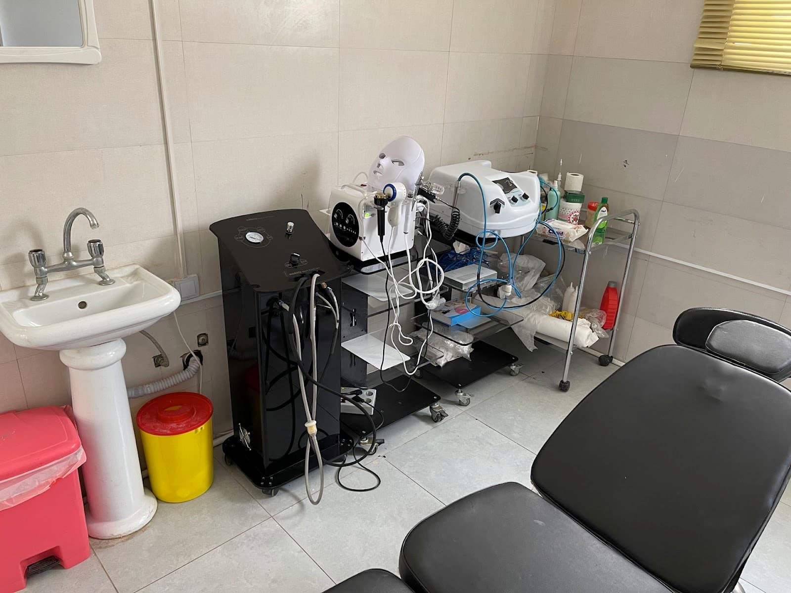 Sarvenaz Aesthetic & Laser Center - مرکز لیزر و زیبایی سروناز 4
