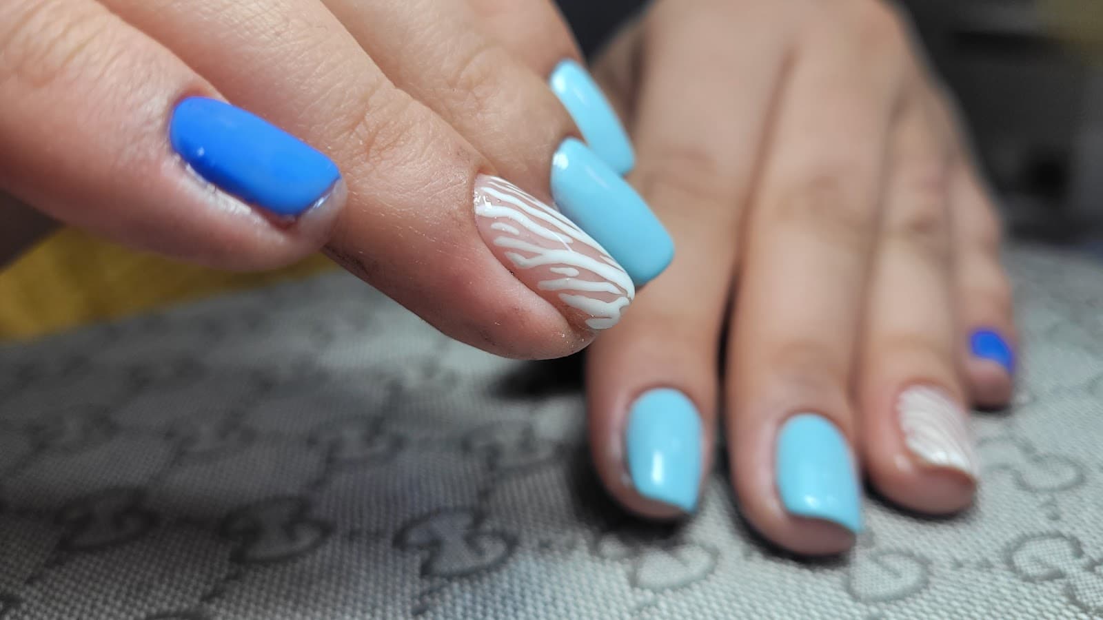 آرایشگاه چشم ارا 5