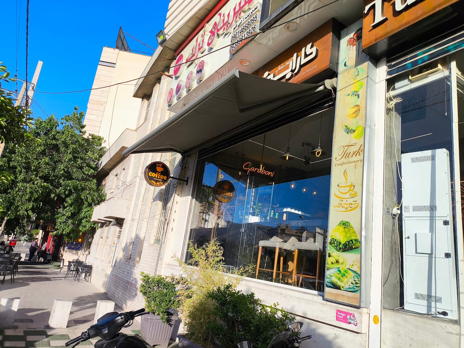 Garaboni cafe کافه گارابونی 4