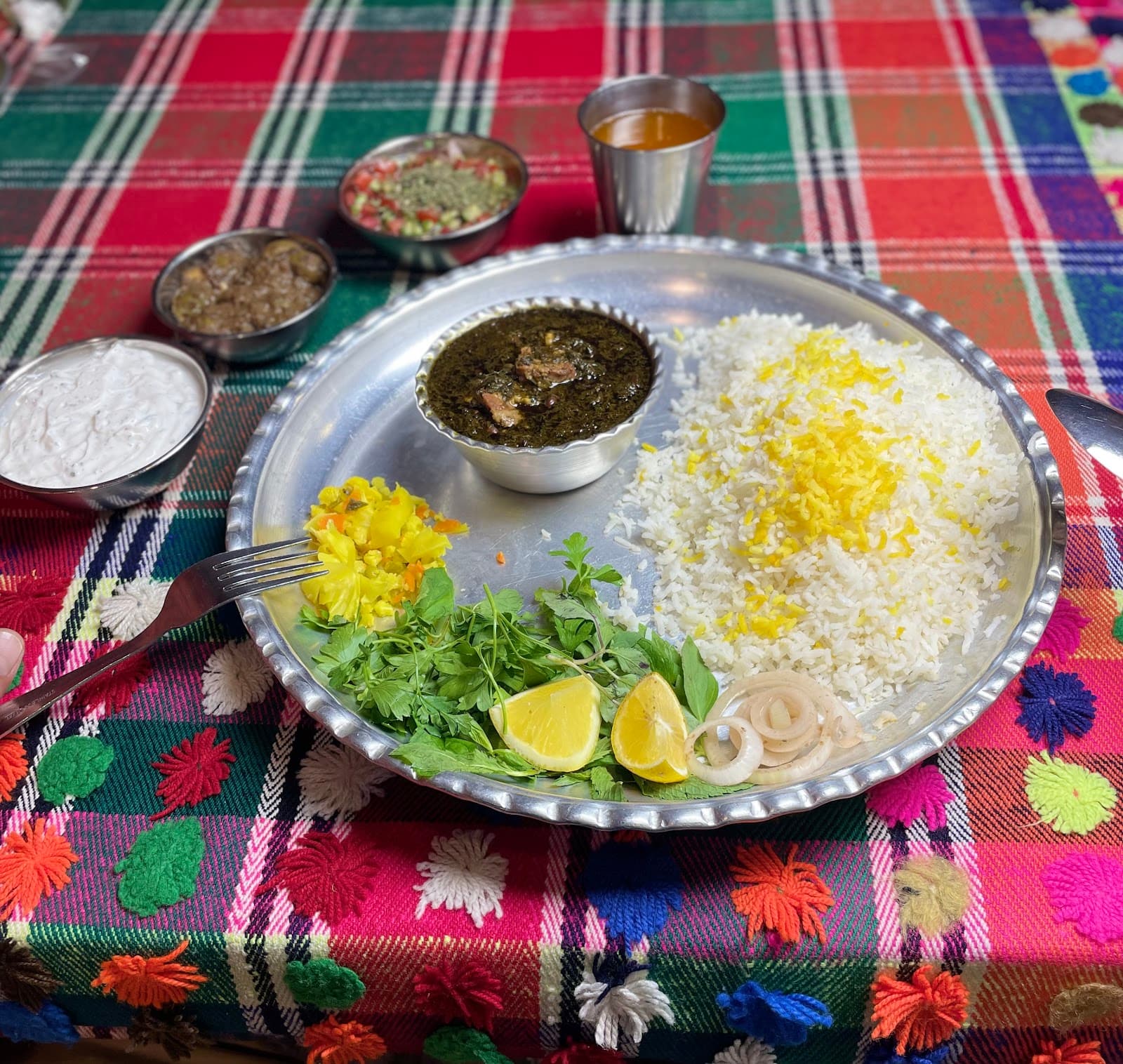 دیزی سرا و کافه رستوران هوشنگ گرگ 2