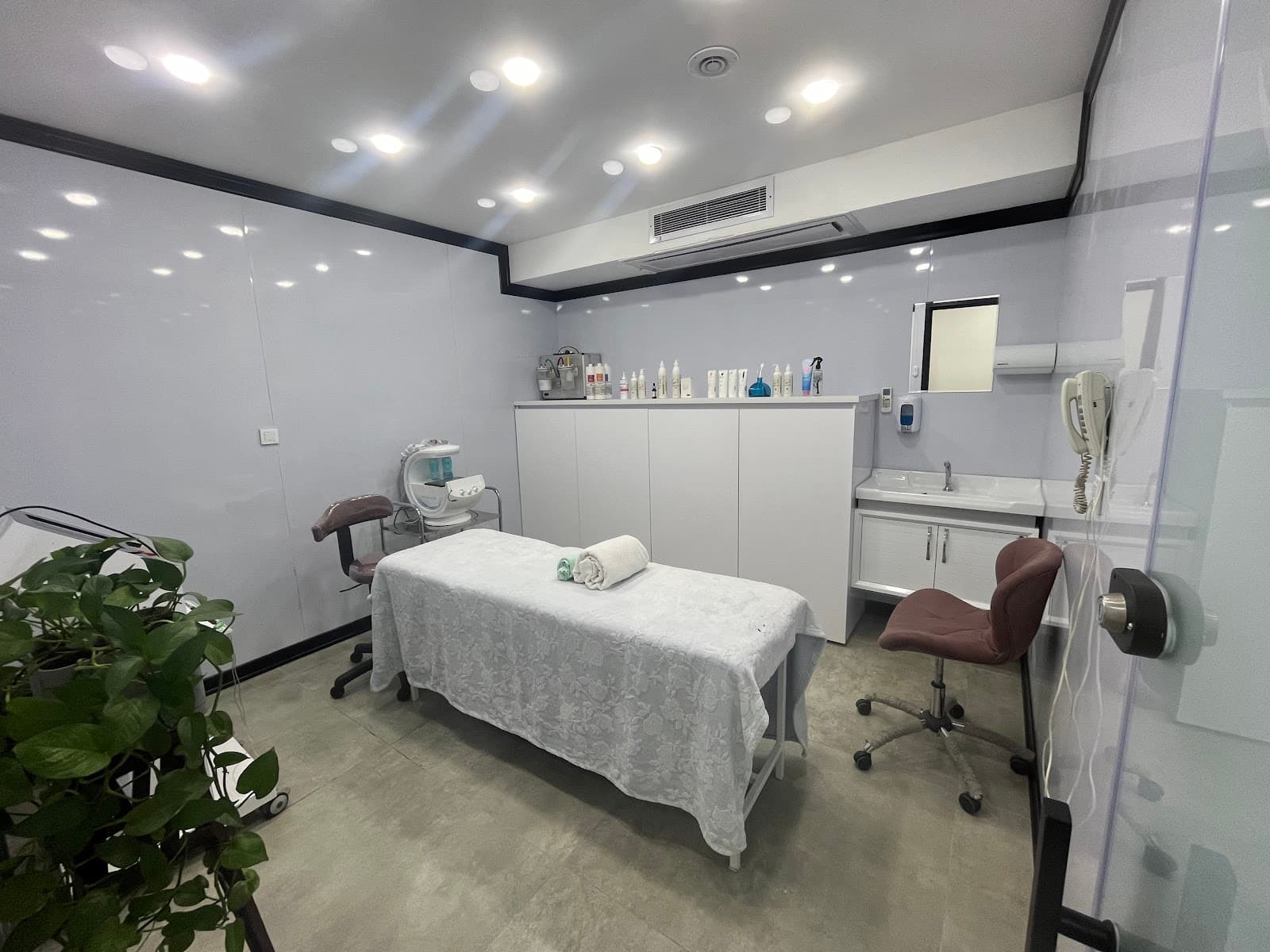 کلینیک ژوان ( تخصصی زیبایی و تناسب اندام | کلینیک زیبایی شیراز) 2
