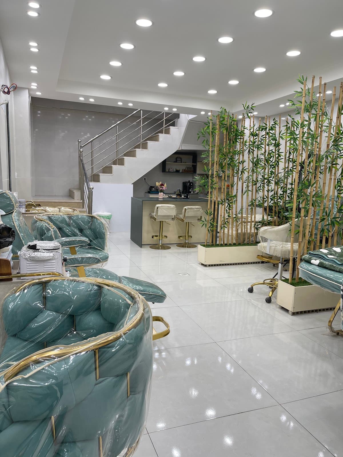 Fatimahaghnegahdar beauty salon