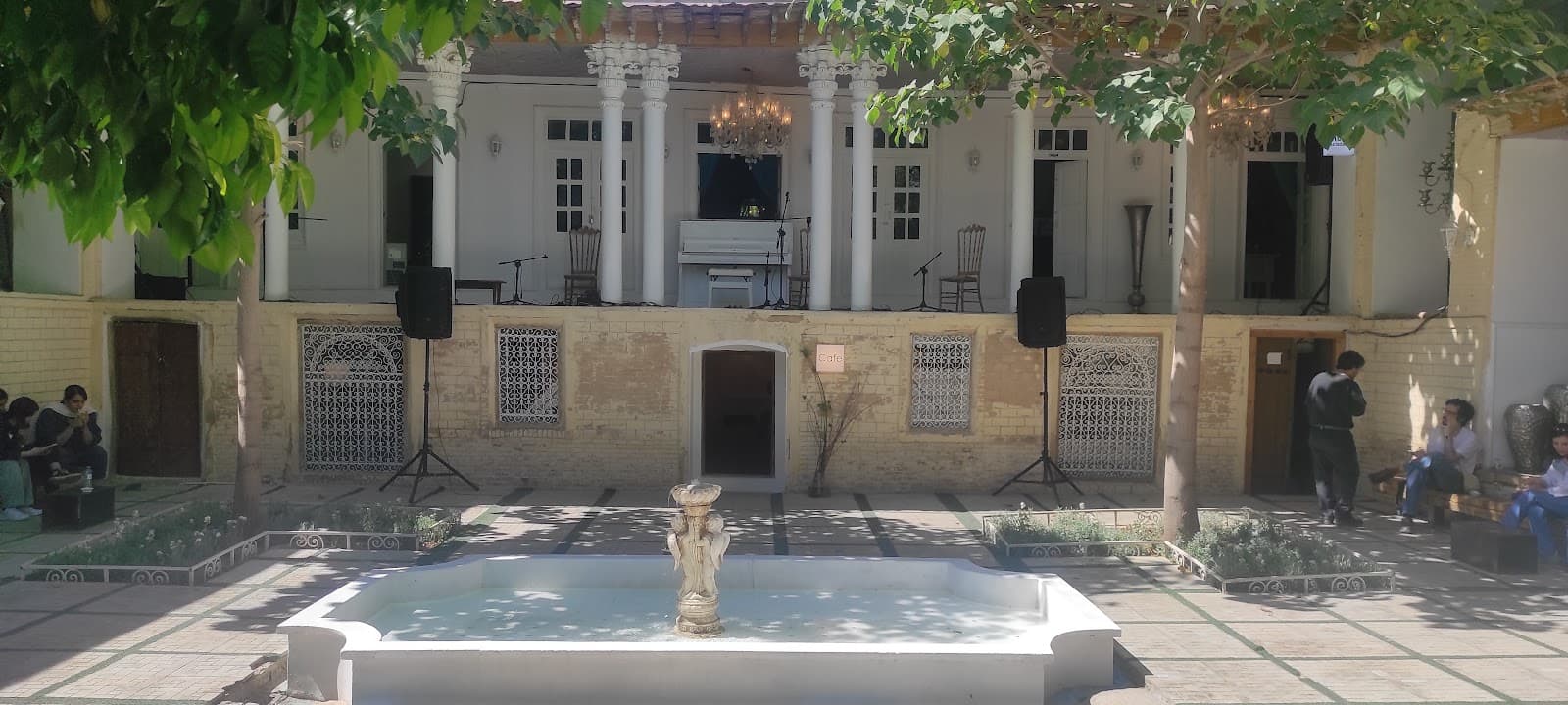 کافه سفید 4