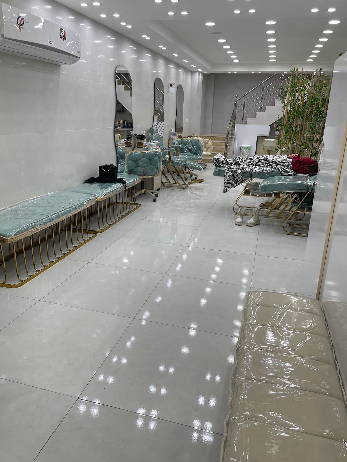 Fatimahaghnegahdar beauty salon 5