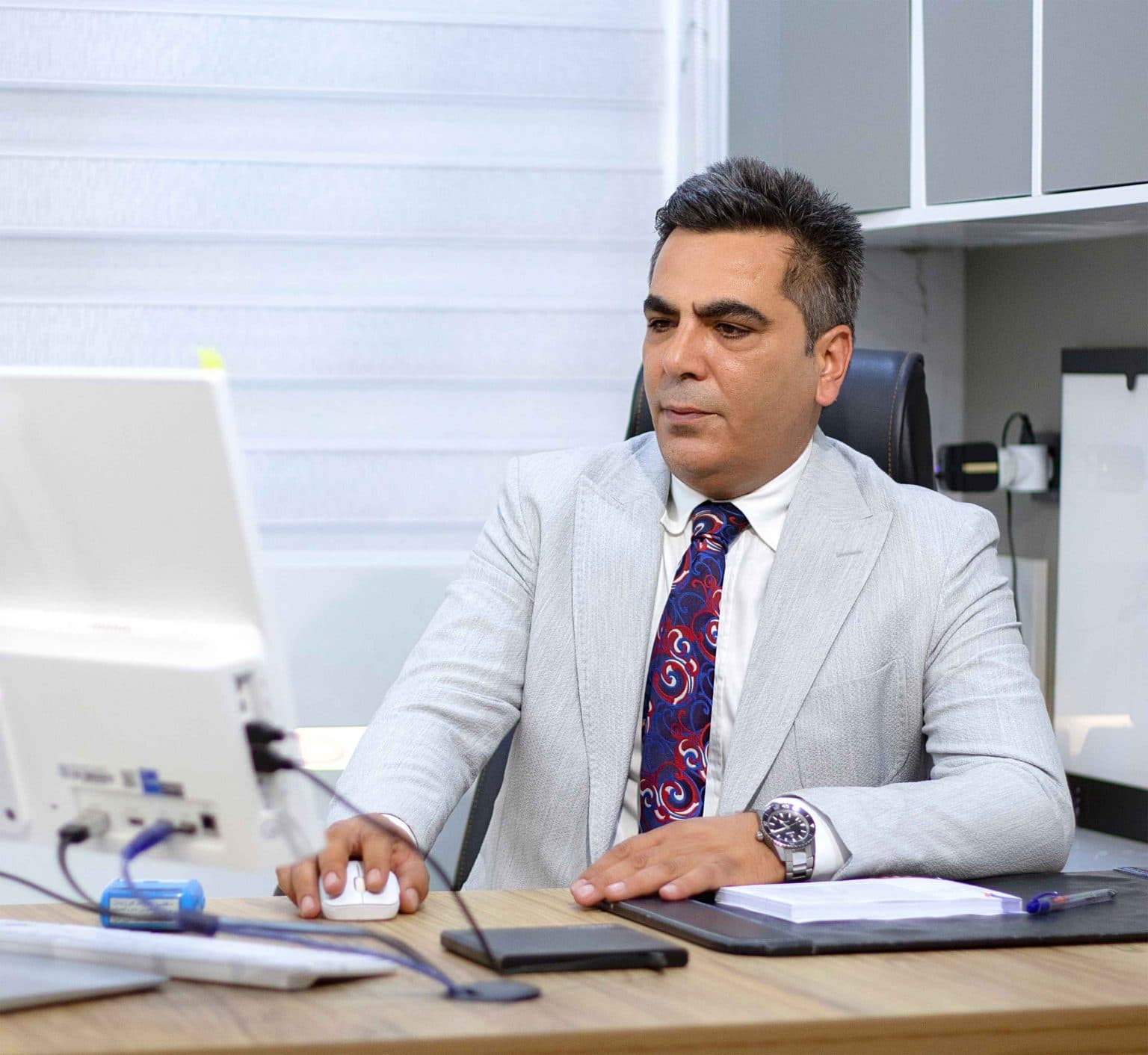 دکتر نوید فرزین - جراح مغز و اعصاب 2